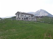 Da Quindicina giro ad anello 'sudato': Passo e Cima Baciamorti - Bocchetta di Regadur - Rifugio Gherardi il 21 maggio 09 - FOTOGALLERY